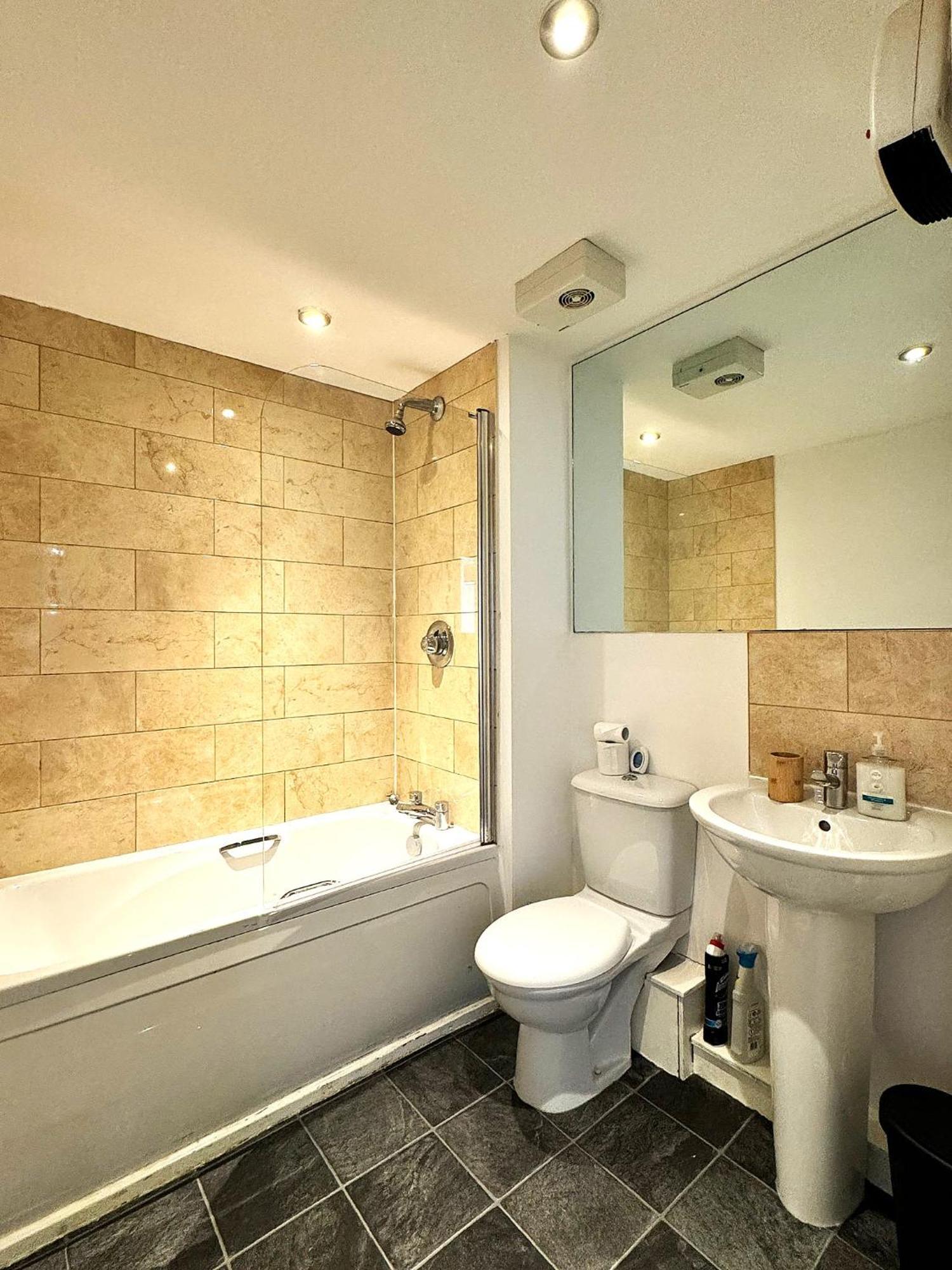 2 Bed Ensuite With Balcony And Free Onsite Secure Parking Manchester Zewnętrze zdjęcie