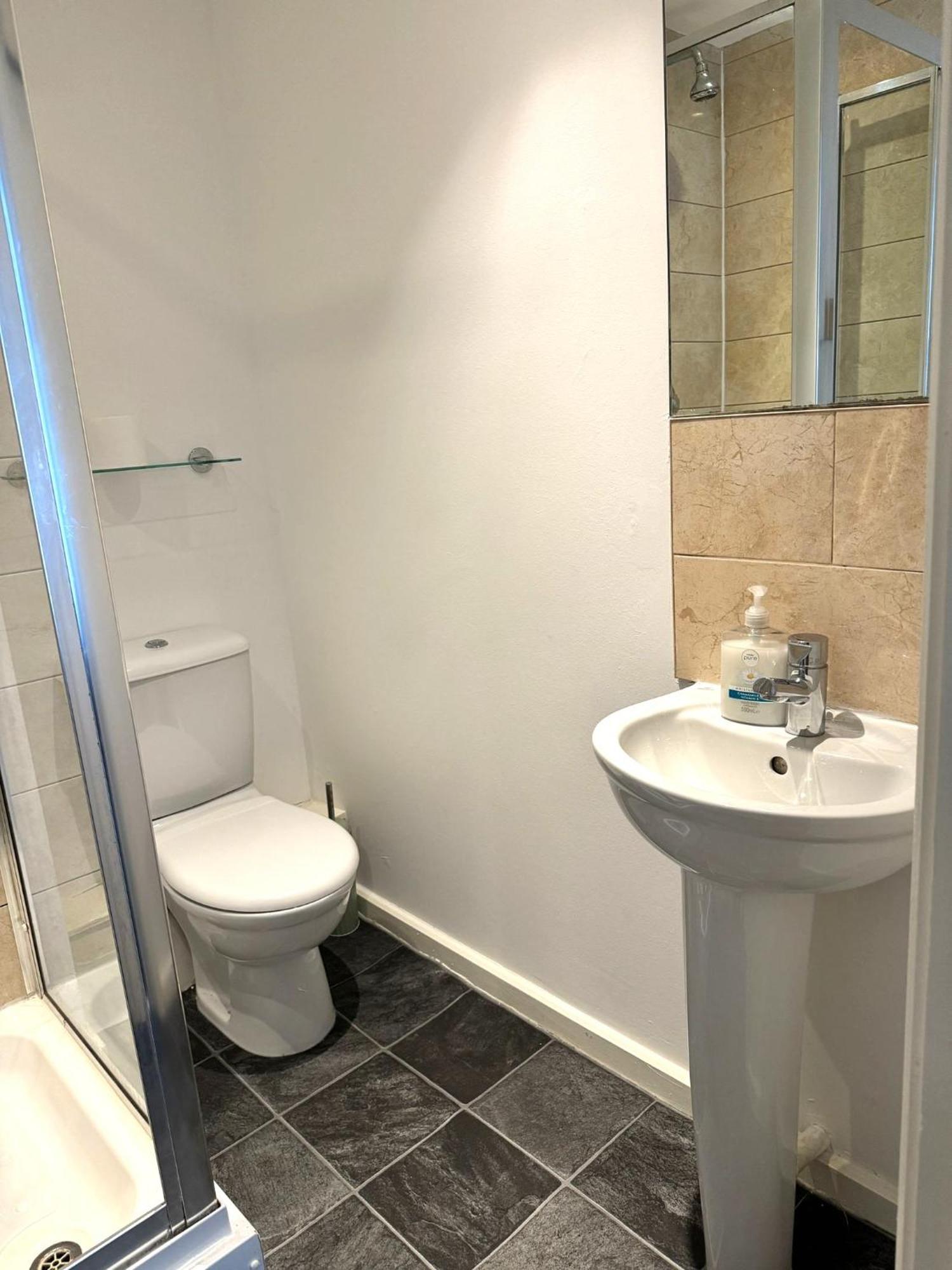 2 Bed Ensuite With Balcony And Free Onsite Secure Parking Manchester Zewnętrze zdjęcie